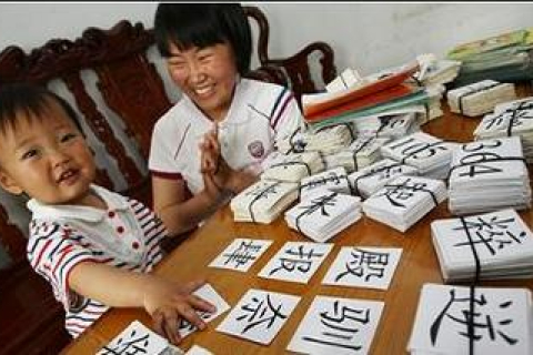 Китайская девочка, которой нет ещё и 2-х лет, уже знает 2 тысячи иероглифов