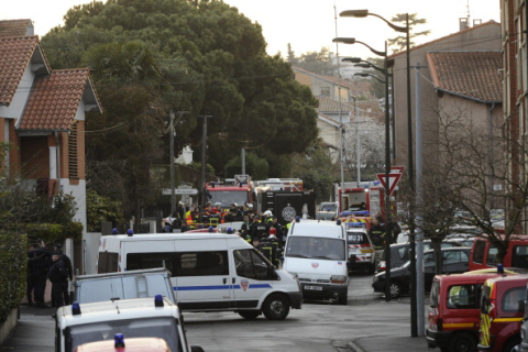 Французская полиция больше суток пытается взять живым убийцу еврейских детей