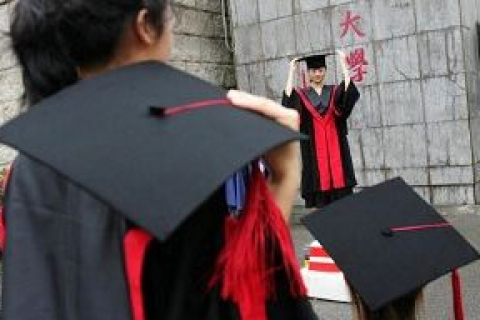 Майже 2 мільйони китайських студентів не мають змоги навчатися в коледжах
