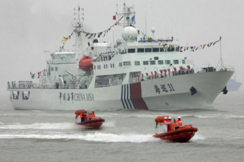 Китайский патрульный корабль пересекает спорные воды
