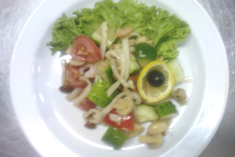 Салат із морепродуктів та овочів