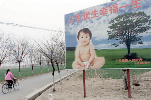 Що змушені робити китайські жінки, щоб уникнути примусового аборту