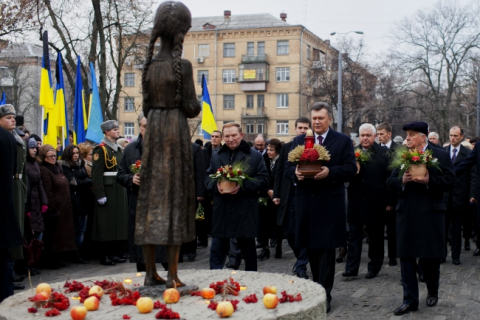 Янукович та екс-президенти України взяли участь у пам'ятній церемонії жертвам Голодомору 1932-1933 років