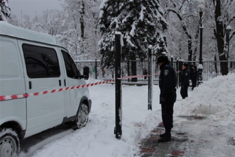 Паркан під Радою, що спиляли свободівці, замінили стрічечкою