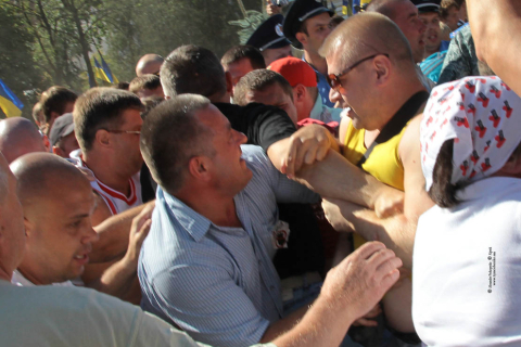 Під судом у справі Тимошенко регіонали напали на мітинг опозиції