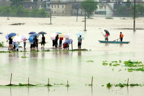 В 12 китайских провинциях от сильных ливней уже погибло 56 человек
