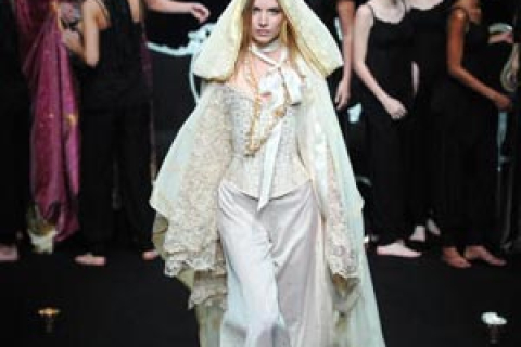 У Парижі відбувся показ сезону весна-літо 2007 колекції Нaute Couture. Частина 3. (фотоогляд)