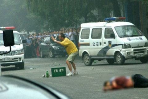 Китайський «Рембо» зарізав патрульного, а іншим правоохоронцям оголосив війну. Фото