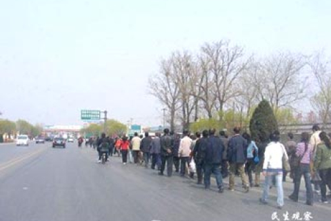 Несколько тысяч рабочих идут пешком в Пекин, чтобы обратиться к правительству