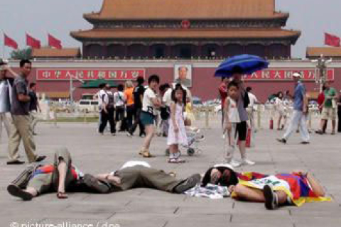 Туристы изобразили убитых тибетцев на площади Тяньаньмень в Пекине