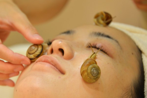 Оригінальна косметологія: масаж обличчя зміями та равликами