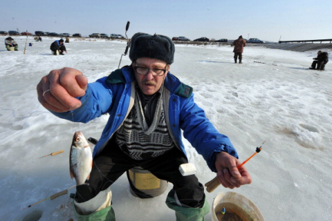 С отколовшейся льдины в Азовском море спасли 36 рыболовов
