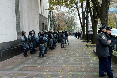 Мітингувальники біля Верховної Ради знову ламають паркан