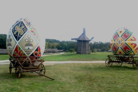 У Пирогово в Києві представлять «Сад писанок» і «Шоколадну країну»