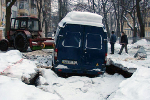 Автомобіль провалився у триметрову яму на дорозі в Києві