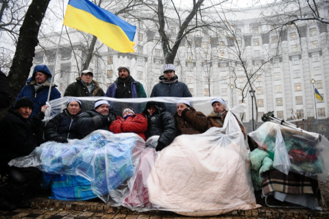 Голодающие у стен правительства чернобыльцы отказываются от воды