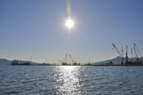 У грецькому порту затонув танкер з 2 тисячами тонн нафти