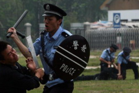 Китайські поліцейські неодноразово викликали жінку в дільницю лише через те, що вона прочитала 'Дев'яти коментарів'