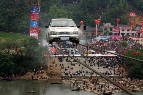 Пан Лю на автомобілі перетнув річку по залізній проволоці на висоті 45 метрів (фото)