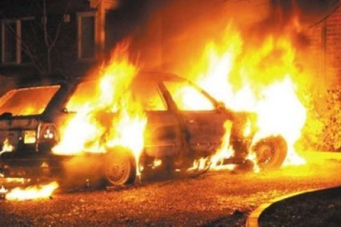 В Києві згоріли дві автівки Opel Vectra
