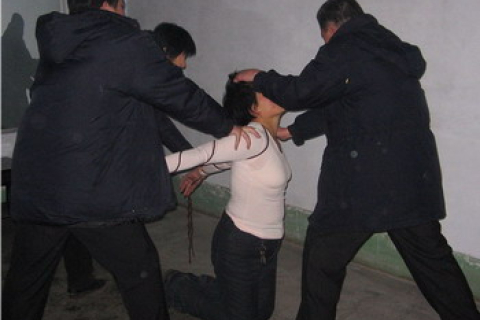 Женщина рассказала, как её пытали китайские полицейские