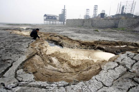 Одне з найбільших озер Китаю стоїть перед лицем екологічної кризи (фотоогляд)