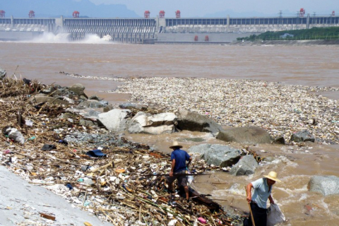 Забруднення річки Янцзи загрожує мільйонам людей у Китаї