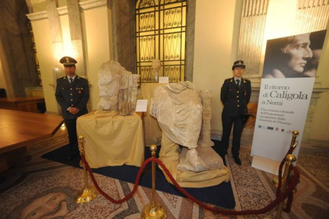 Итальянская полиция изъяла у «черных археологов» большую статую Калигулы