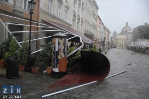 Фоторепортаж: Сильний буревій приніс Львову 7 мнл. грн. збитків