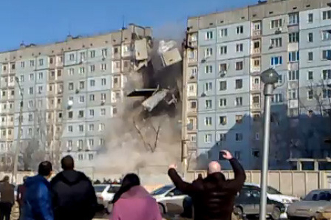 В Астрахани обрушилась вся секция 9 этажного дома