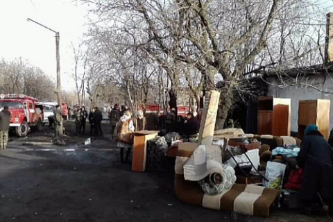 В житловому будинку на Луганщині всю ніч гасили пожежу