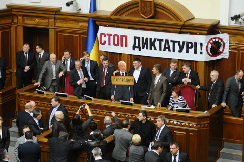 Депутати від опозиції другий день блокують Верховну Раду