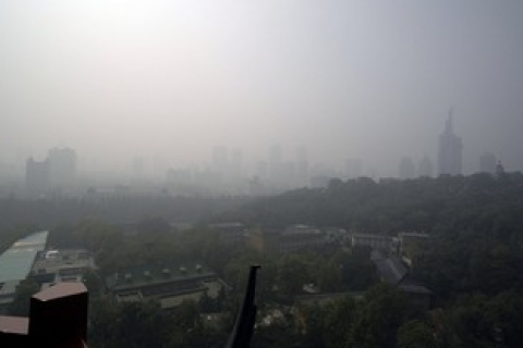 Густой туман распространяется по всему Китаю