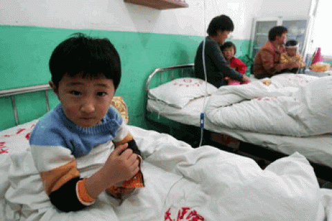 Епідемія кишкового вірусу широко поширюється в Китаї. Влада замовчує ситуацію