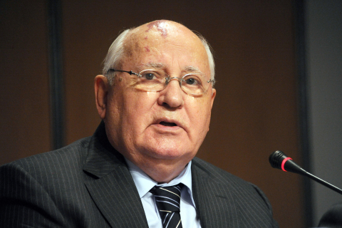 Горбачов закликав Путіна добровільно піти з влади