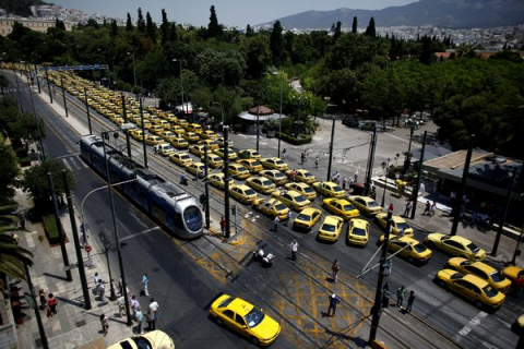 В Греції тисячи гречеських таксистів заблокувала під'їзні дороги для туристів