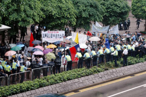 У Гонконзі пройшла акція протесту під час святкування 10-ї річниці його приєднання до Китаю (фотоогляд)