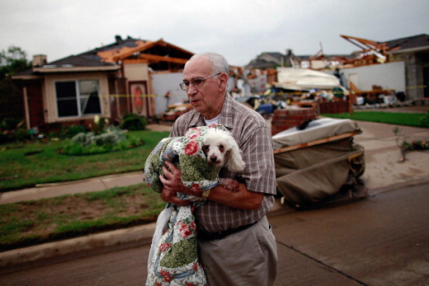 Мощные торнадо в США разрушили десятки домов и более 100 самолётов