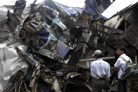 Залізнична катастрофа в Індії: зіткнулися два потяги, загинули 15 чоловік, 40 постраждали