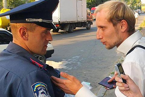 П'яний священик протаранив дві автівки, а потім обіцяв ДАЇшникам 'проблеми'.ФОТО