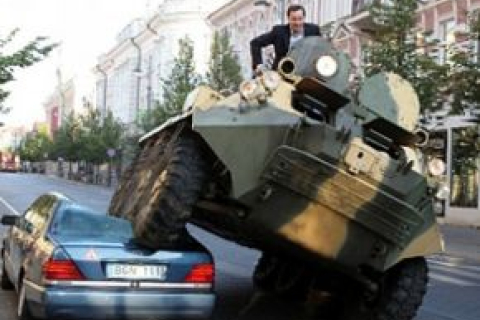 Мер Вільнюсу оригінально бореться з неправильною парковкою авто 