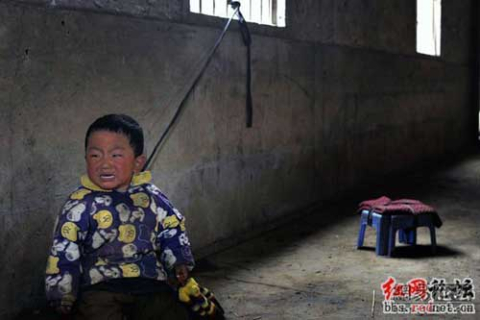 Китай. Поки батьки працюють, діти сидять на прив'язі. Фотоогляд