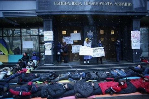 Під Генпрокуратурою проводять заборонений судом лежачий протест