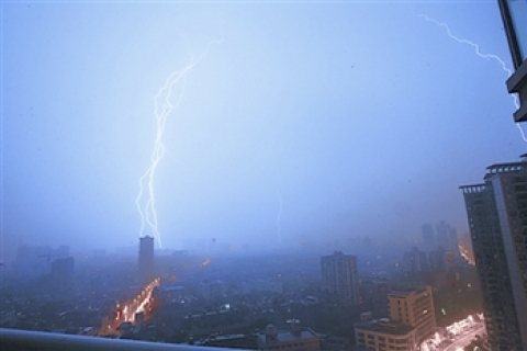 Более 10 вспышек молний в секунду происходило в центральном Китае во время сильной грозы 