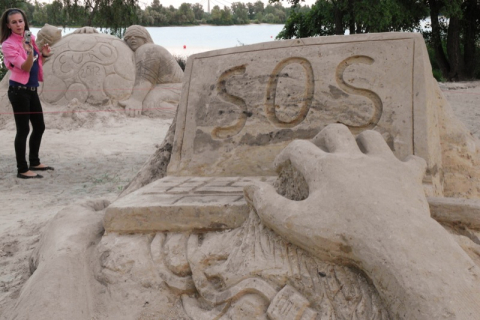 Выставка песочных скульптур открылась на Оболонской набережной в Киеве