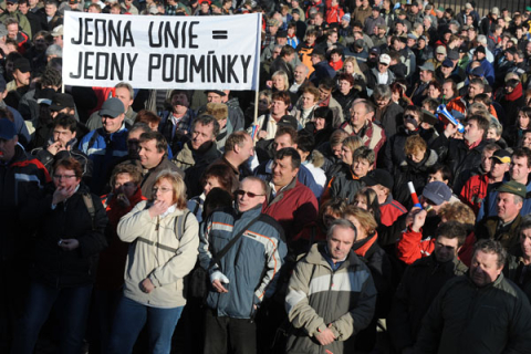 Світ у фото 2 грудня: Індонезійський Гулівер, індійський Чорнобиль і наймолодший міністр в Німеччині