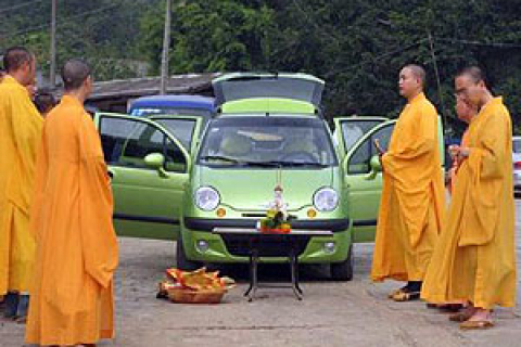 Китайские монахи придумали новый заработок