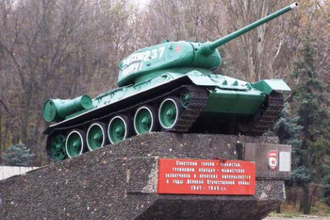 Українські ентузіасти ремонтують танки з п'єдесталів