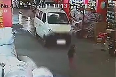 У Китаї два водія здійснили жорстокий наїзд на дитину. Люди просто проходили не звертаючи уваги