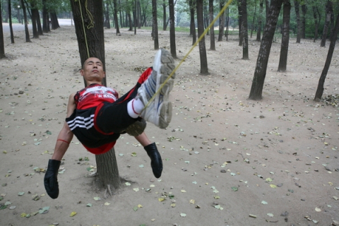 Китаец 25 лет тренируется спать на верёвке